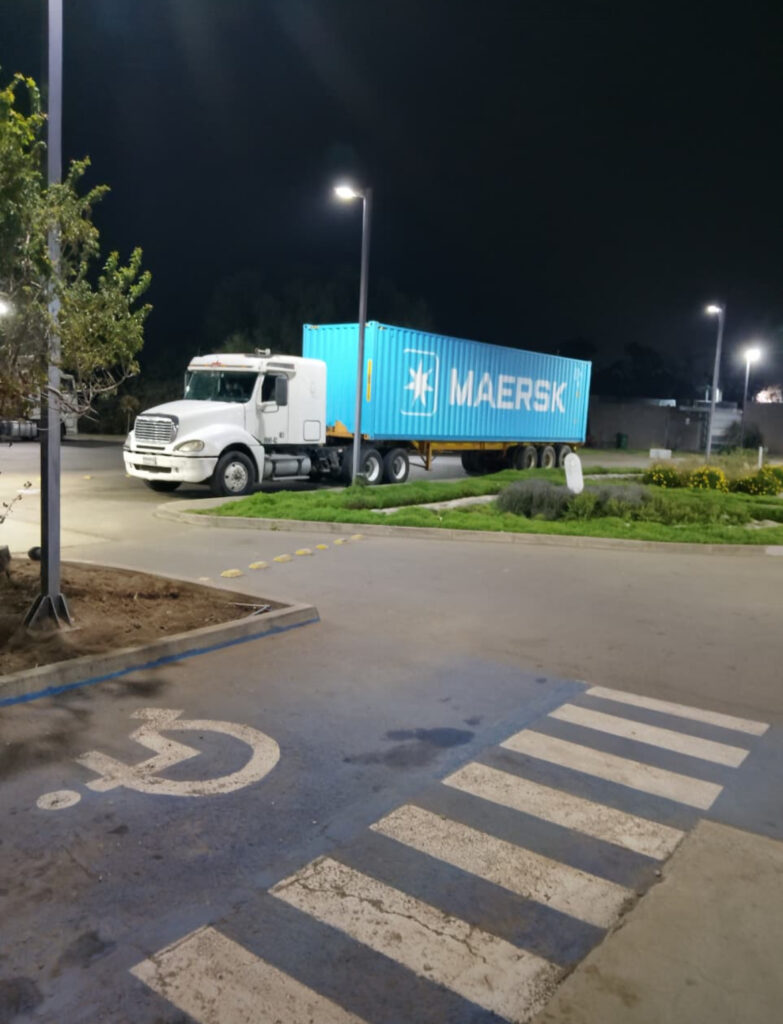 Camión de Transportes Quintana en servicio express nocturno para entregas rápidas y puntuales